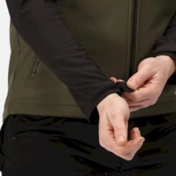 Regatta Mens Surrender Soft Shell Jacket (Iron/Black) -Hiking Gear Shop kebe0b13bbb095527115a72d61578c30f